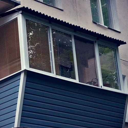 Остекление балконов с крышей под ключ