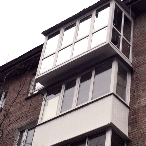 Остекление балконов с крышей под ключ