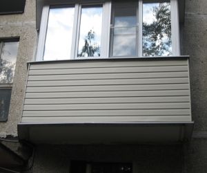 Балкон: окна ПВХ и отделка сайдинг