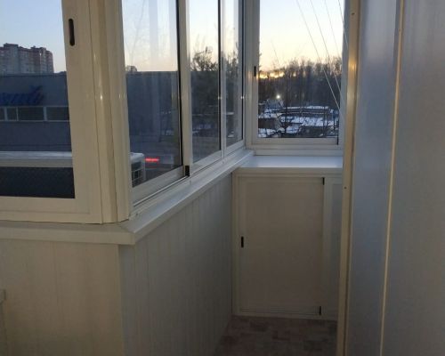 Балкон: остекление с алюминиевым профилем + отделка + мебель
