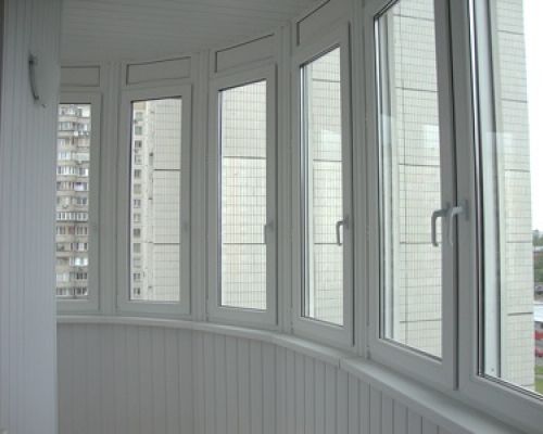 Алюминиевый балкон под ключ: особенности и преимущества
